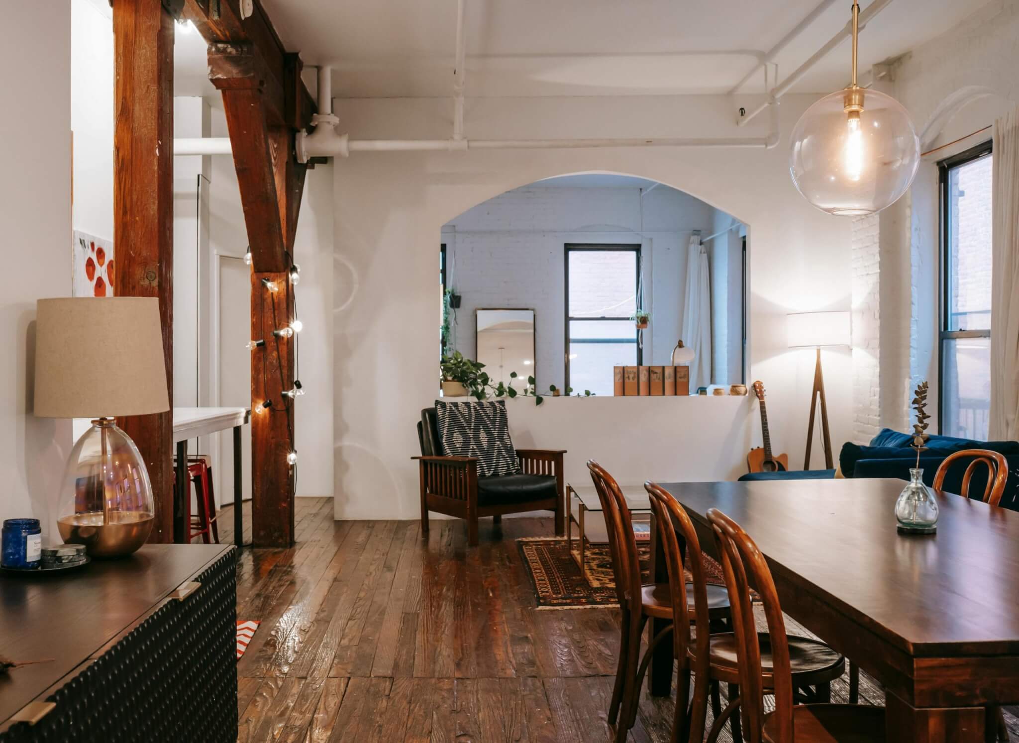 Séjour avec cuisine ouverte structuré en différentes zones de vie, entre espace collectif et coin plus intime